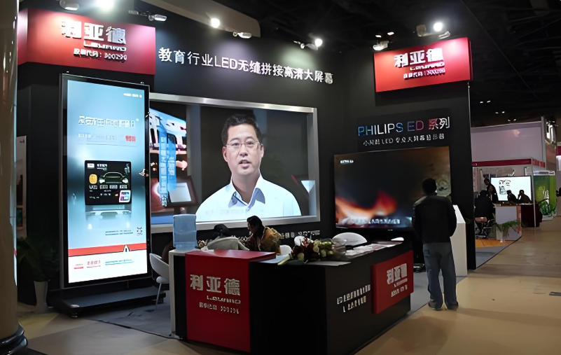 乐天使全新一代3D折叠屏首秀北京教育装备展，开启智慧教育多维交互时代